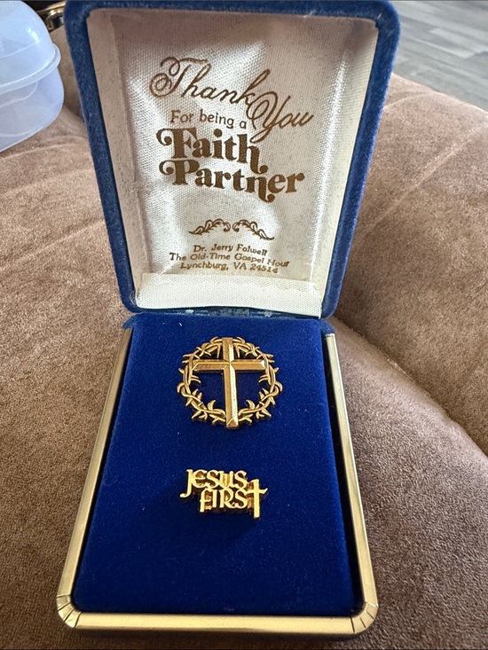Accessories - Gold Cross Wreath & "Jesus First" Pins